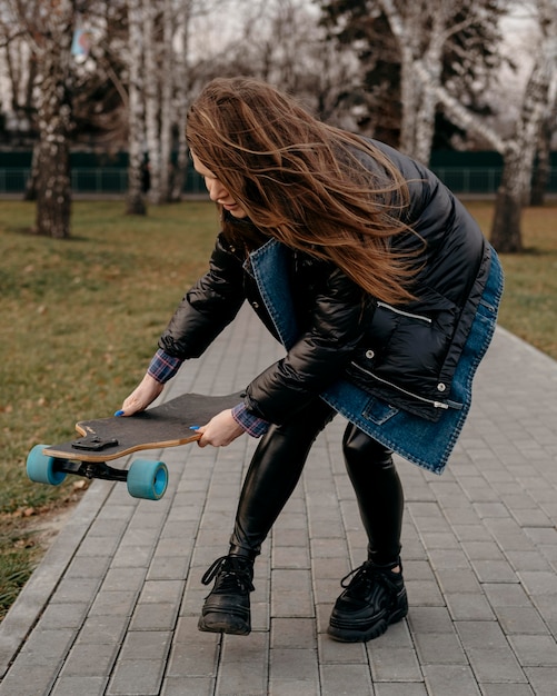 Kostenloses Foto frau mit skateboard im freien