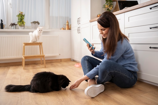 Kostenloses Foto frau mit smartphone als gewohnheit