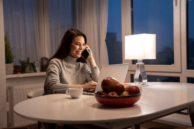 Kostenloses Foto frau mit smartphone als gewohnheit