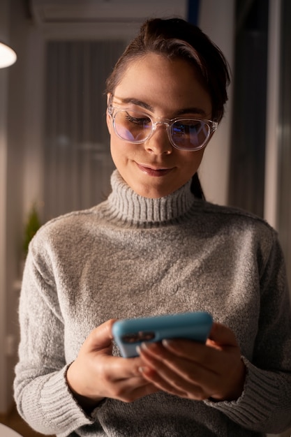 Kostenloses Foto frau mit smartphone als gewohnheit