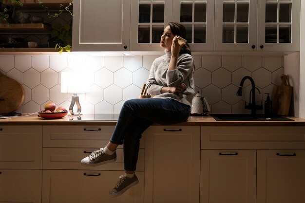 Frau mit Smartphone als Gewohnheit