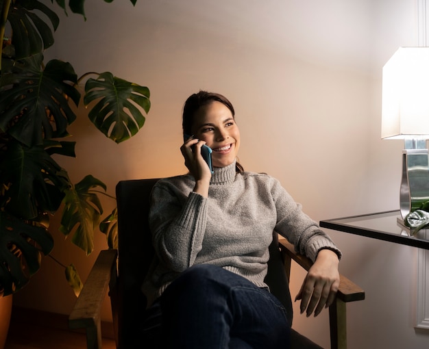 Kostenloses Foto frau mit smartphone als gewohnheit