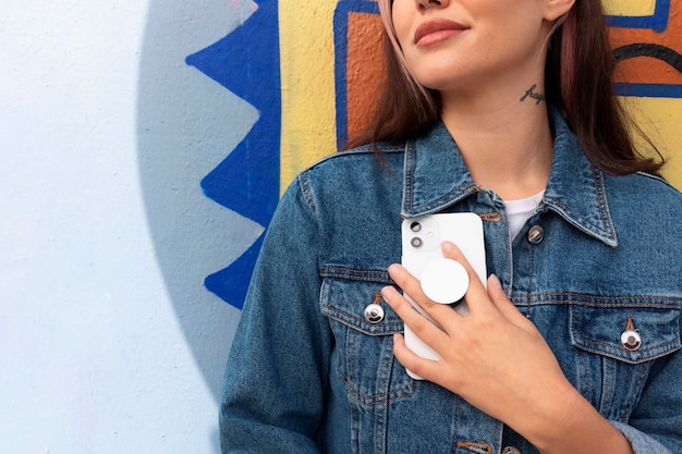 Kostenloses Foto frau mit smartphone mit pop-socket