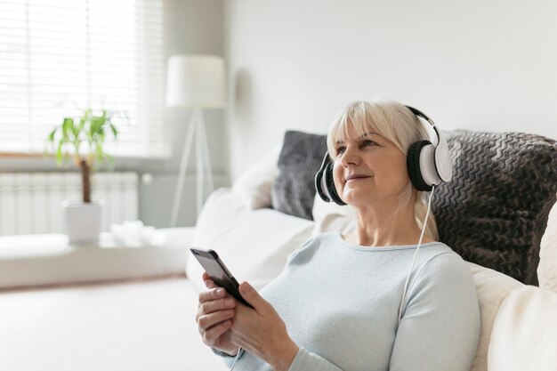 Frau mit Smartphone Musik genießend