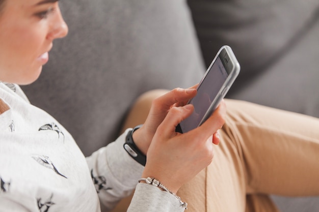 Frau mit Smartphone Seitenansicht