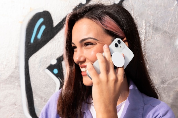 Frau mit Smartphone-Seitenansicht