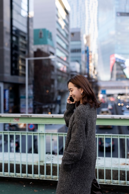 Frau mit Smartphone-Technologie