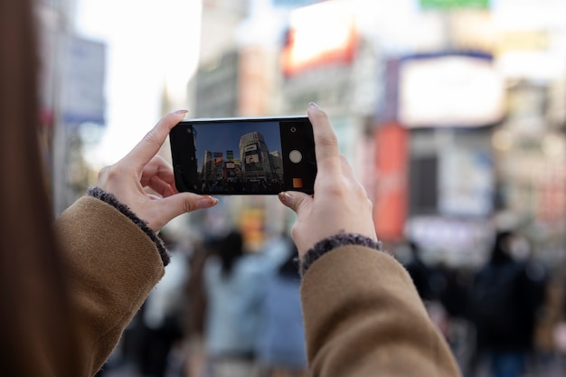 Frau mit Smartphone-Technologie