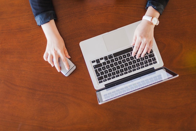 Frau mit Smartphone und Laptop