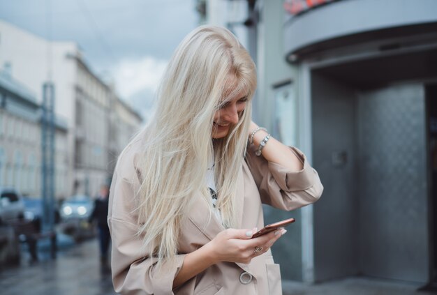 Frau mit Smartphone