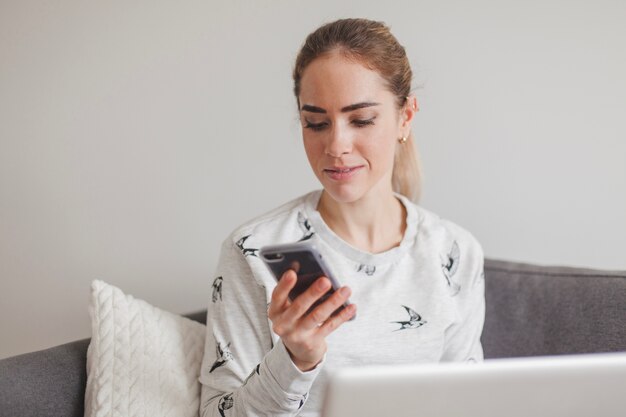 Frau mit Smartphone