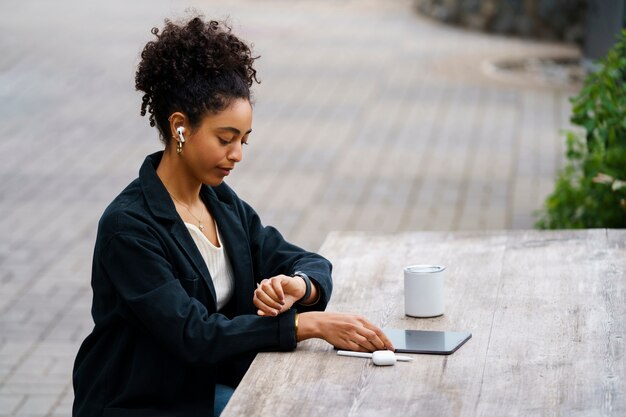 Frau mit Smartwatch-Technologie