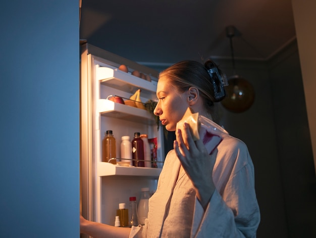 Kostenloses Foto frau mit snacks seitenansicht