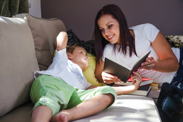 Frau mit Sohn liest Bücher