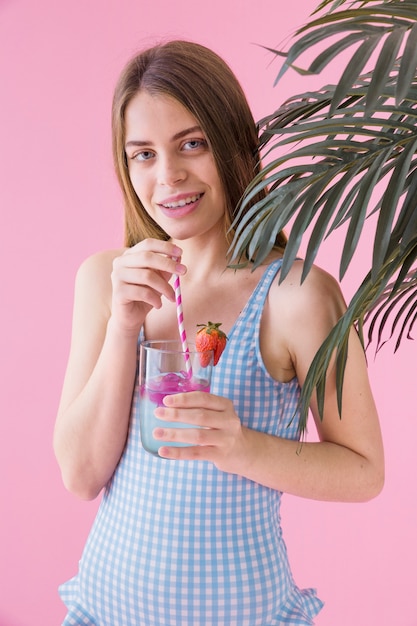 Kostenloses Foto frau mit sommercocktail