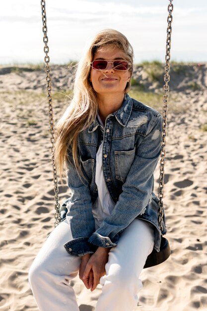 Frau mit Sonnenbrille posiert