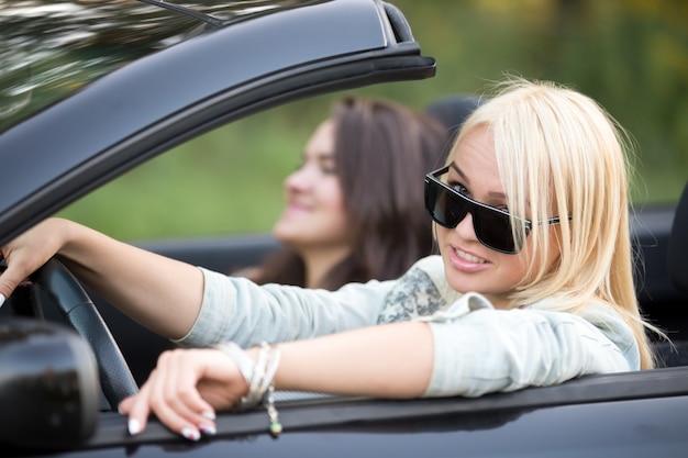 Frau mit Sonnenbrillen, die ihr Auto fahren