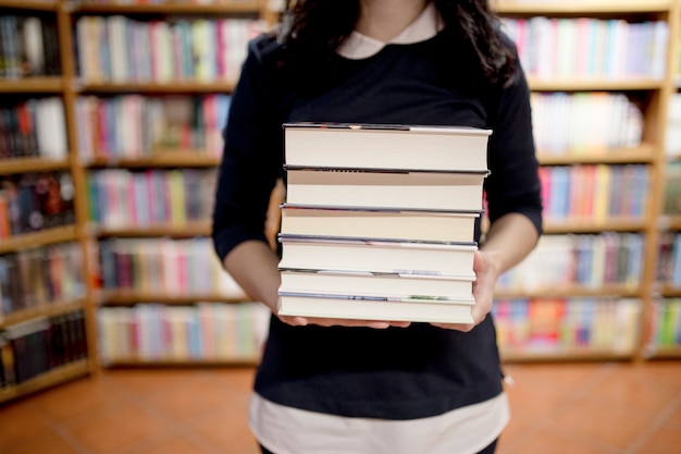 Kostenloses Foto frau mit stapel der bücher