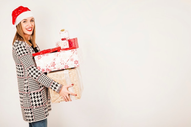 Kostenloses Foto frau mit stapel geschenk