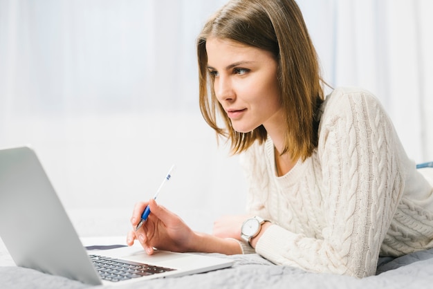 Kostenloses Foto frau mit stift mit laptop