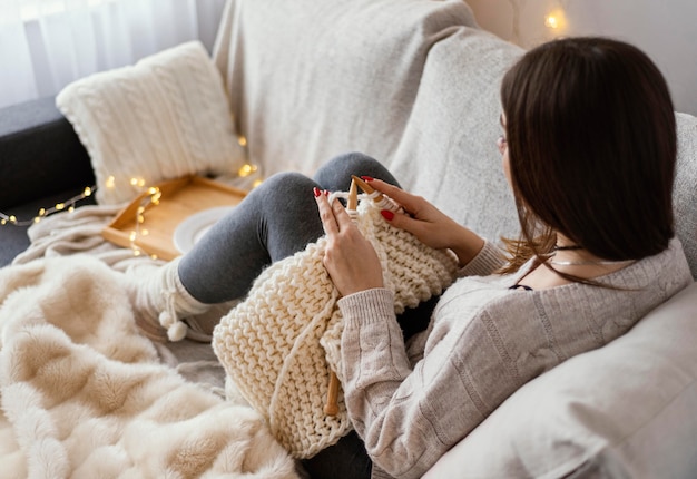 Kostenloses Foto frau mit strickwerkzeugen