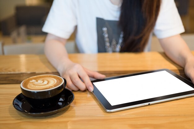 Frau mit Tablette im Café