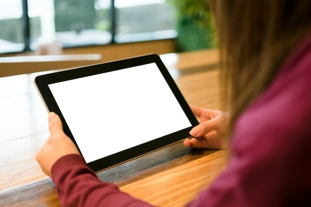 Frau mit Tablette im Café