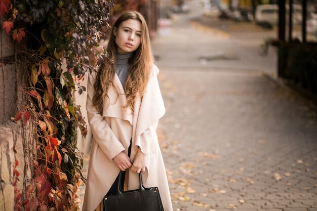 Frau mit Tasche