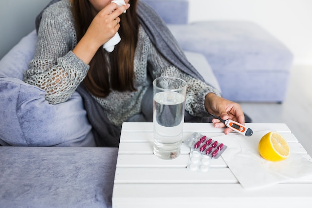 Kostenloses Foto frau mit taschentuch auf couch