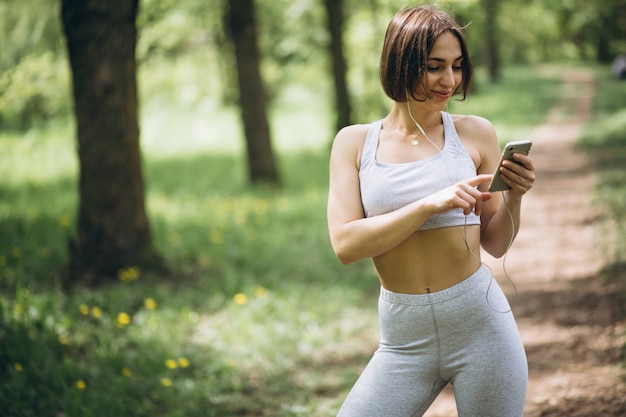 Frau mit Telefon in der Sportkleidung