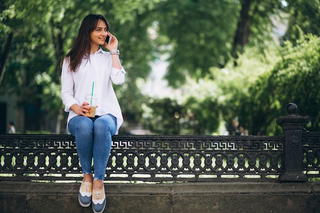 Frau mit telefon und kaffee