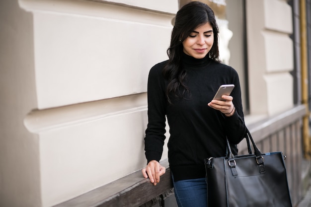 Frau mit Telefon