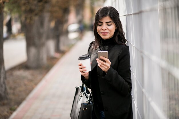 Frau mit Telefon