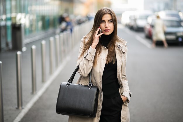 Frau mit Telefon