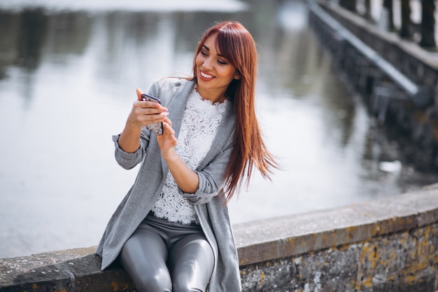 Frau mit Telefon