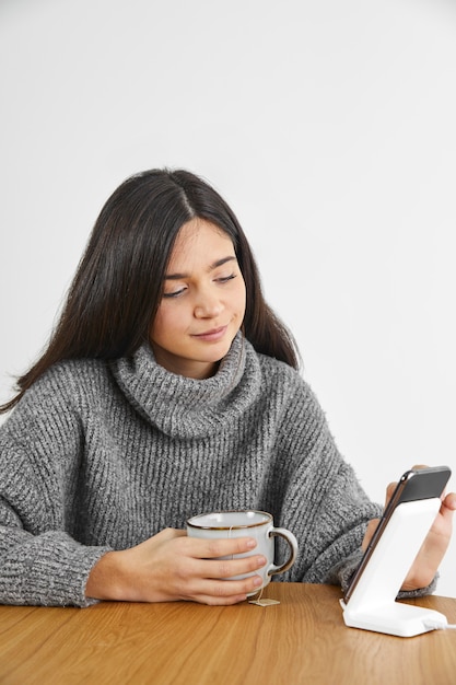 Kostenloses Foto frau mit telefon