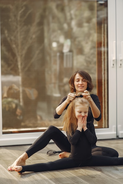 Kostenloses Foto frau mit tochter ist in der gymnastik beschäftigt