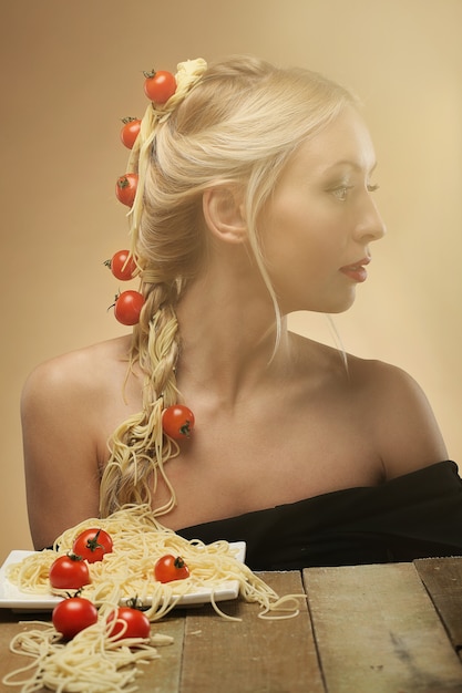 Kostenloses Foto frau mit tomaten und spaghettis im haar