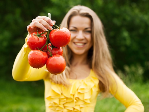 Frau mit Tomaten