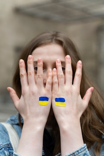 Frau mit ukrainischer Flagge zeichnet Vorderansicht