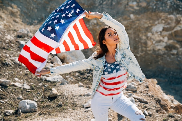 Frau mit USA-Flagge, die Kamera betrachtet