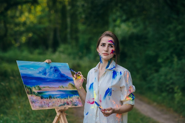 Frau mit verlorenen Blick einen Pinsel halten