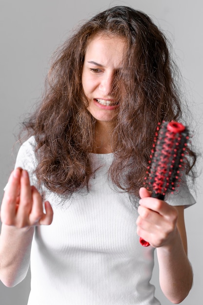 Kostenloses Foto frau mit verwirrtem haar