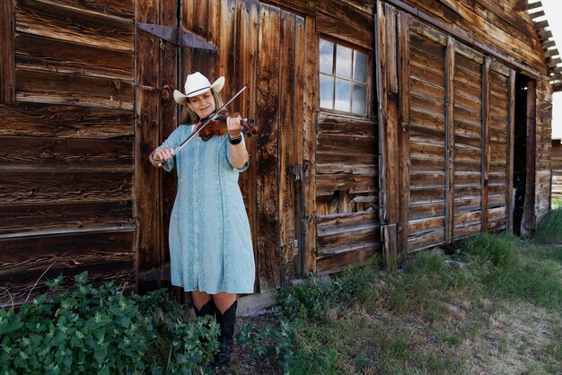 Frau mit Violine, die sich auf ein Country-Konzert vorbereitet
