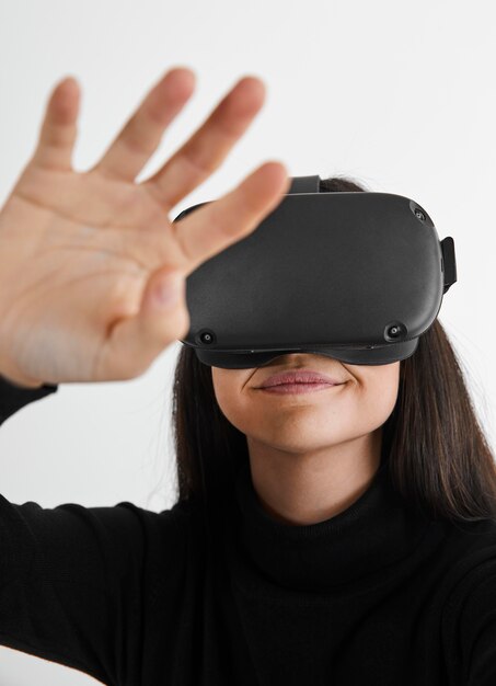 Frau mit Virtual-Reality-Headset