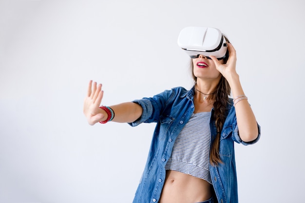 Frau mit VR-Gerät berührt Luft