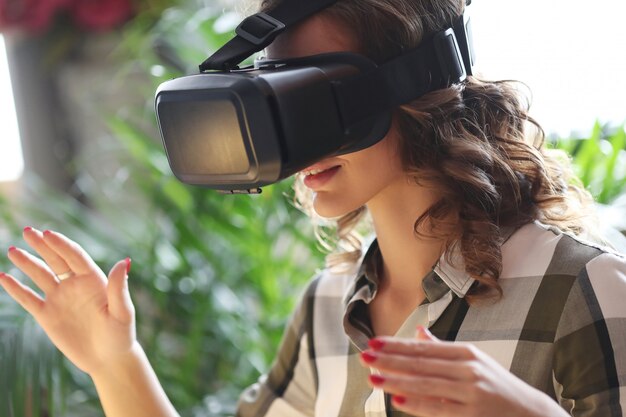 Frau mit VR-Headset