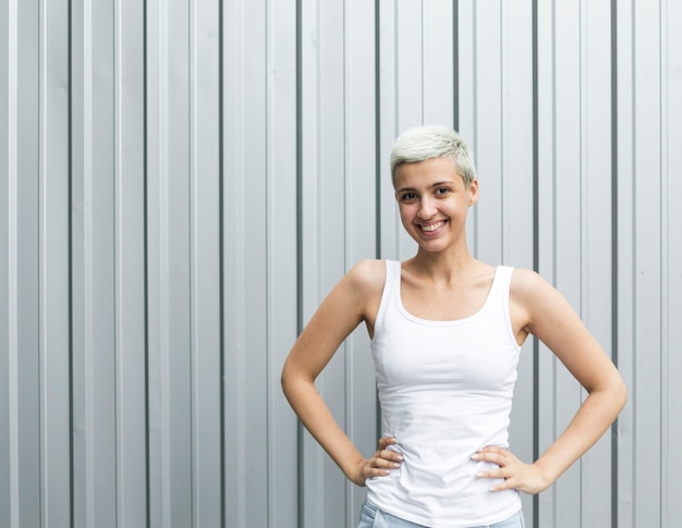 Kostenloses Foto frau mit weißem trägershirt