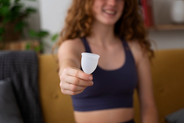 Kostenloses Foto frau mit wiederverwendbaren menstruationsprodukten