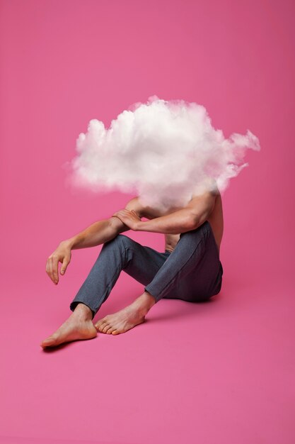 Frau mit Wolke über dem Kopf